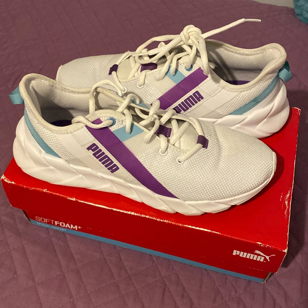 Selling a pare of pumas size 5